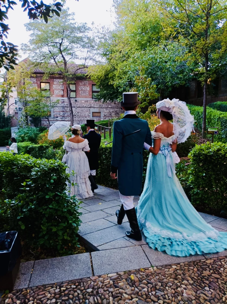 Vestuario desde atras Dancem Espectáculos en la Real Fábrica de Tapices