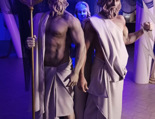 Personajes como Zeus y Neptuno junto a una mágica sirena en Esféric de Barcelona