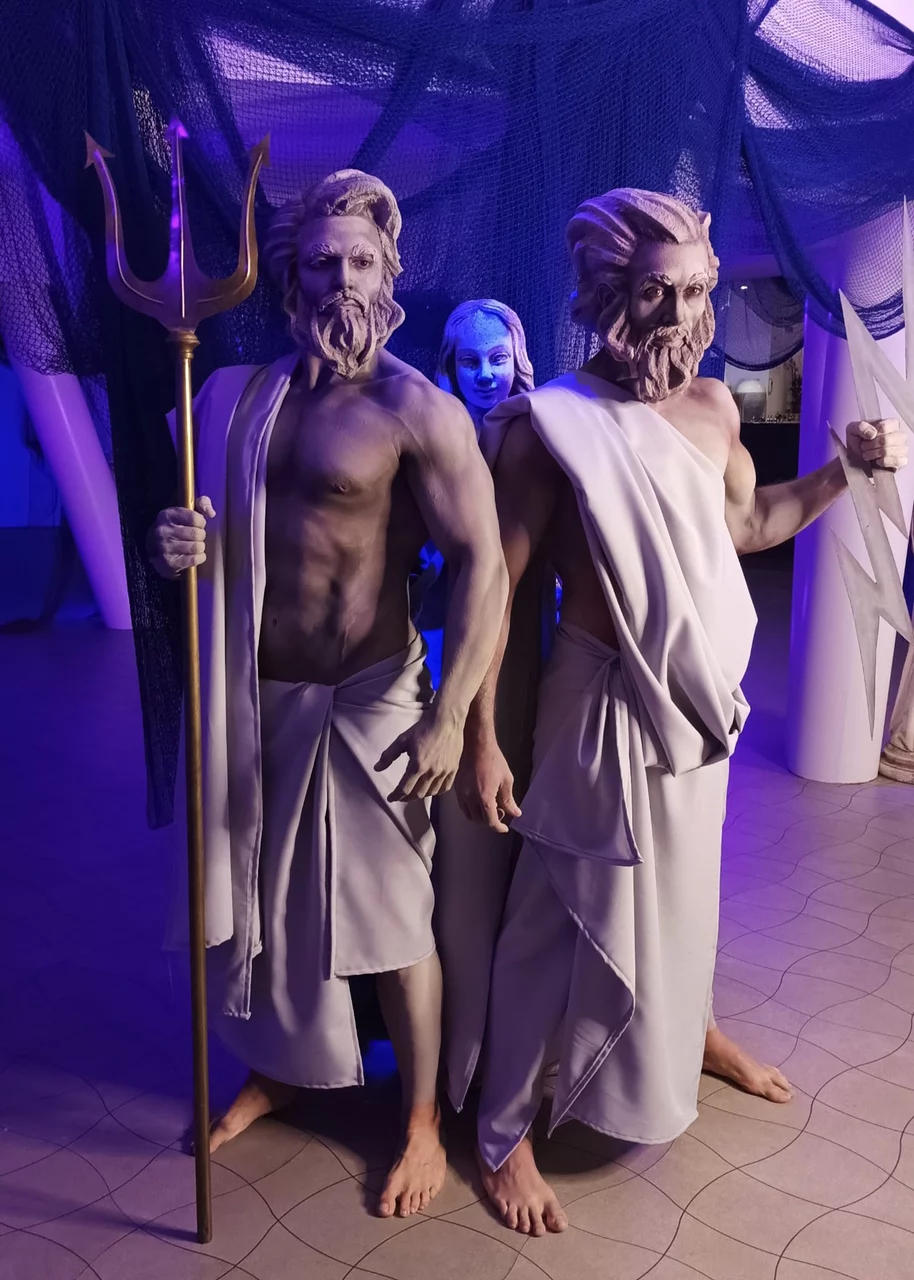 Personajes como Zeus y Neptuno junto a una mágica sirena en Esféric de Barcelona